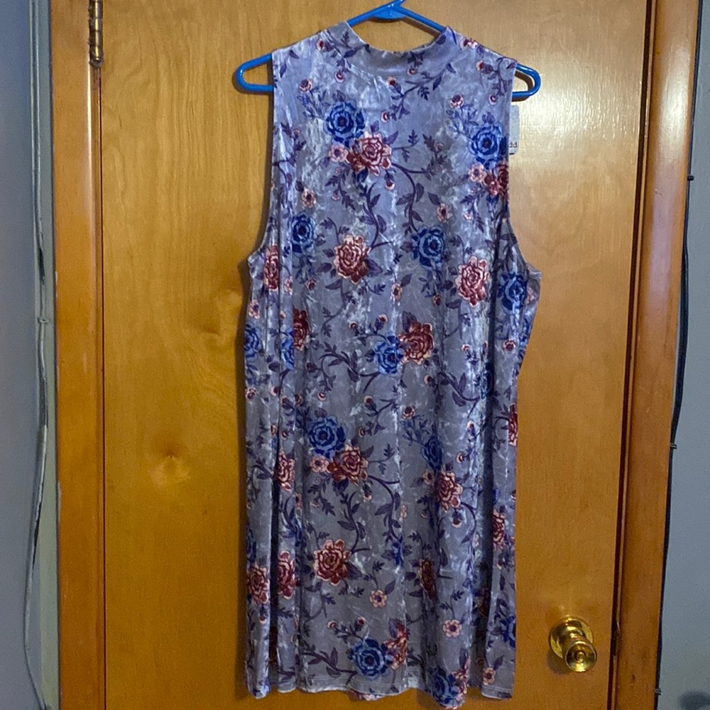 Muss floral velvet dress. NWT. 2X.